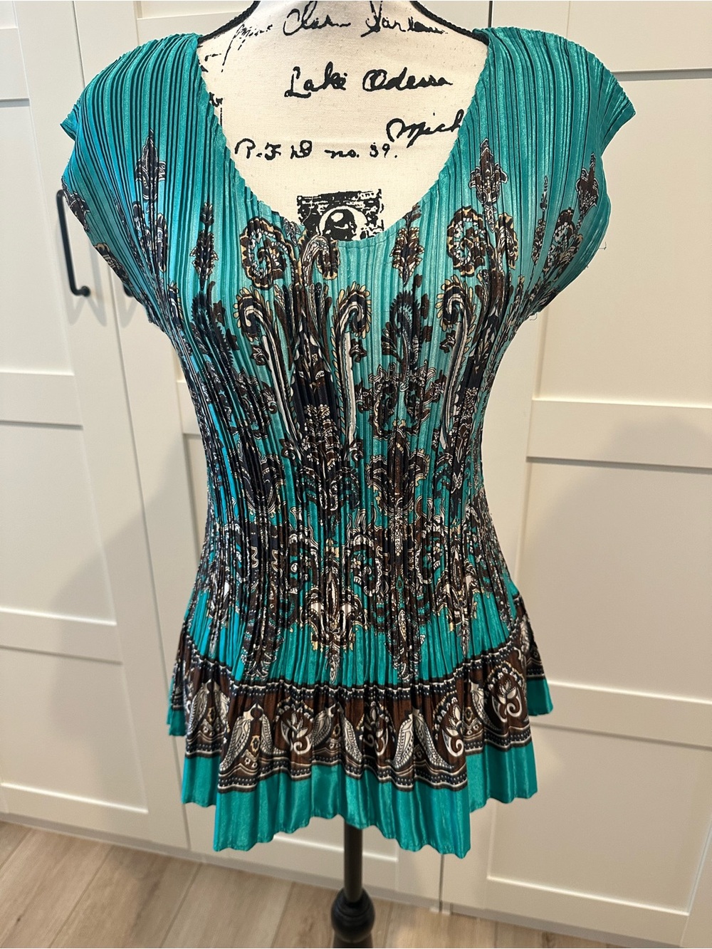 Dress barn Teal Pleated Cap-Sleeve Printed Top Size Large